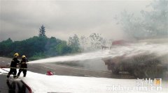 后轮爆胎 油罐车高速上起火