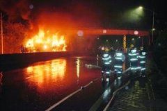 韶关一辆8吨油罐车侧翻爆炸起火 司机逃出