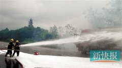 后轮爆胎 油罐车高速上起火(图)