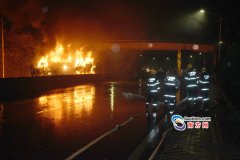 韶关油罐车侧翻 油罐泄漏爆炸并起火