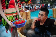 杭州举办吃辣大赛 市民坐冰桶啃辣椒