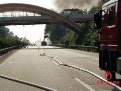 开阳高速油罐车发生爆炸 黑烟冲天