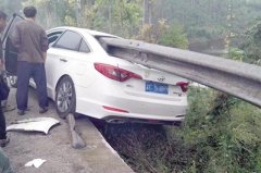 重庆：小车撞上高速护栏 司机仅受皮外伤（图）
